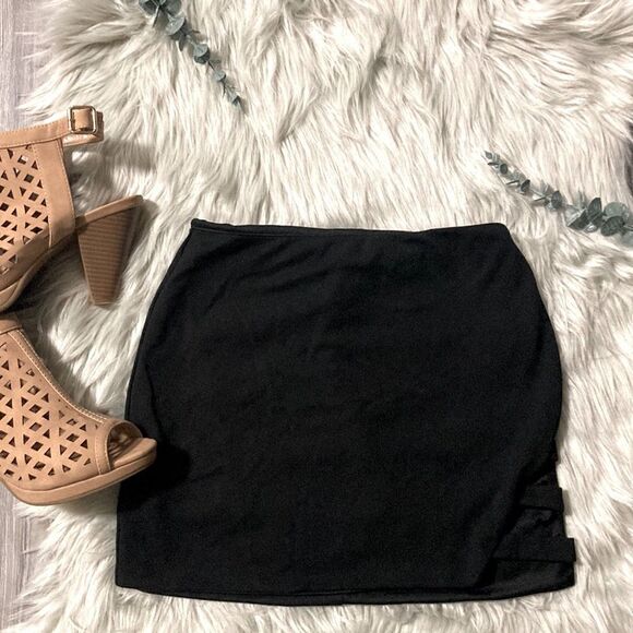 Forever 21 Black Mini Skirt - Picture 1 of 4